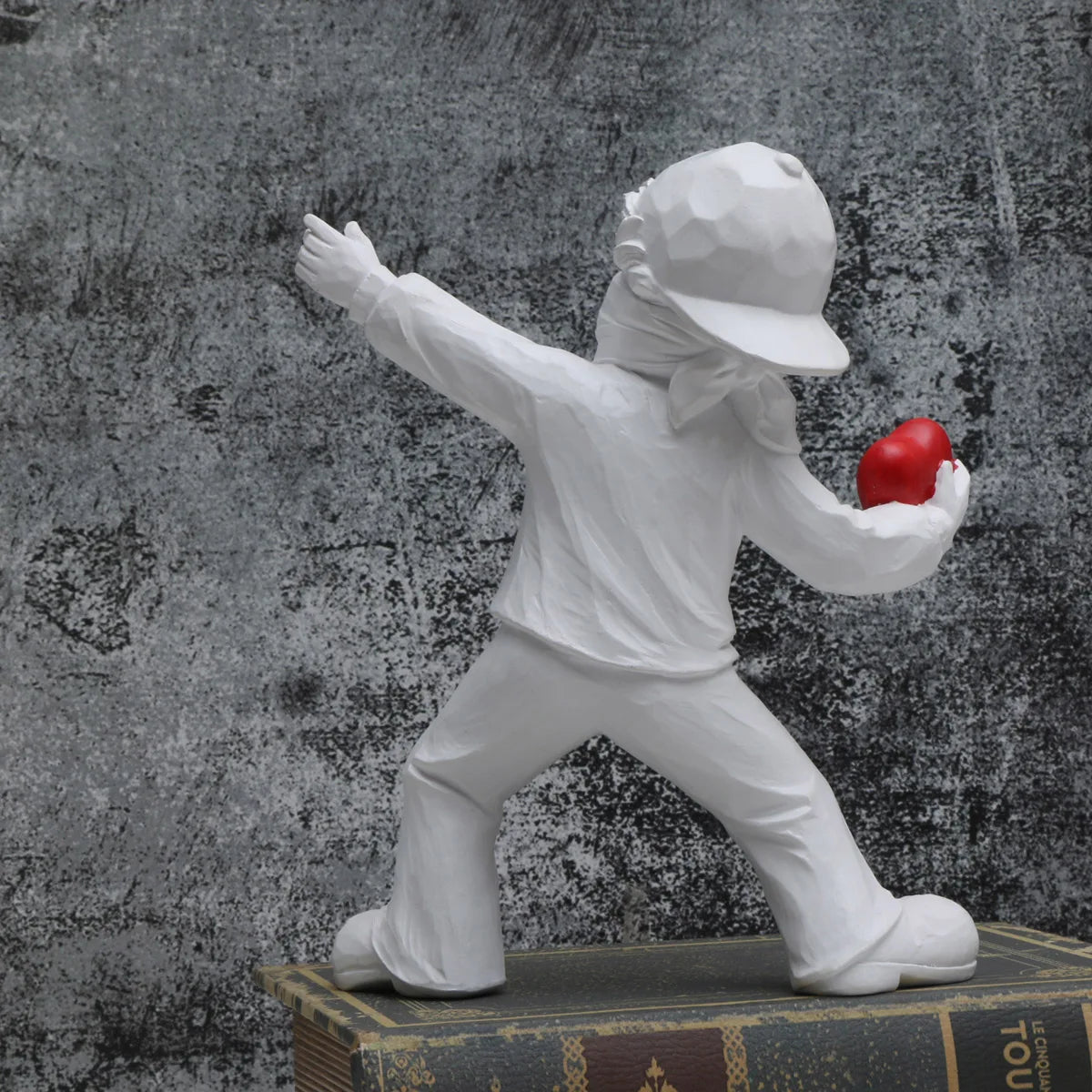 1 pc Resin Banksy Love Sculptures Stone Thrower Statue Home Decoration Desk Accessories Collectible Figurine Decorative Interior