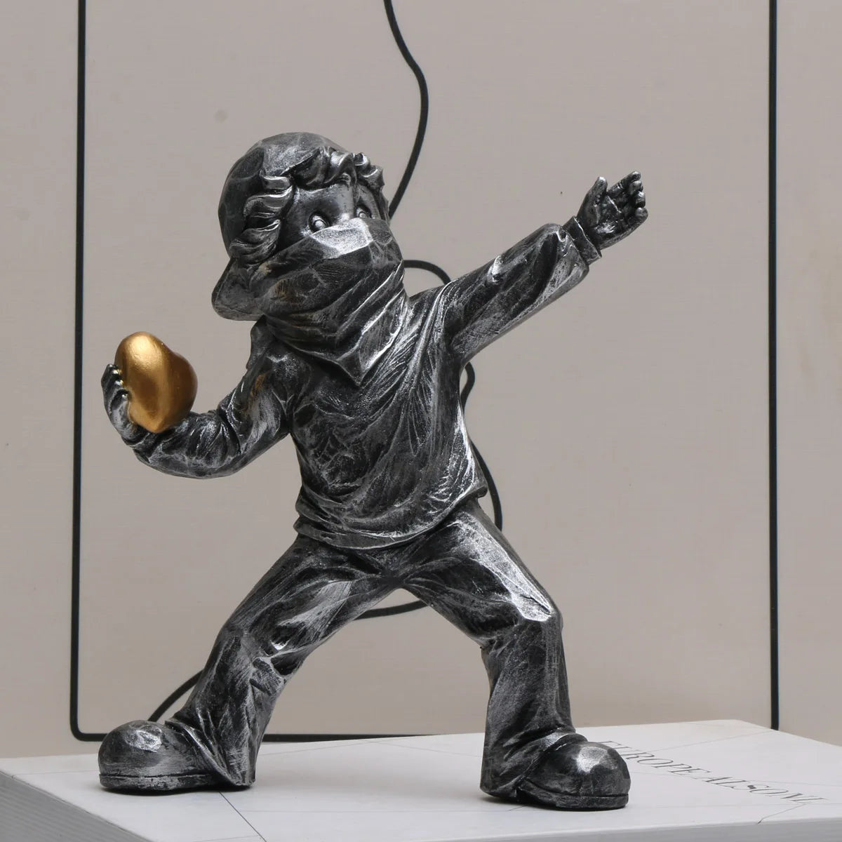 1 pc Resin Banksy Love Sculptures Stone Thrower Statue Home Decoration Desk Accessories Collectible Figurine Decorative Interior